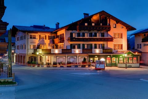 Facade/entrance, Spring, Summer, Autumn