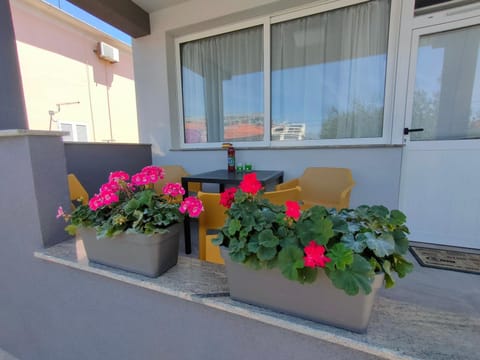 Property building, Day, Balcony/Terrace