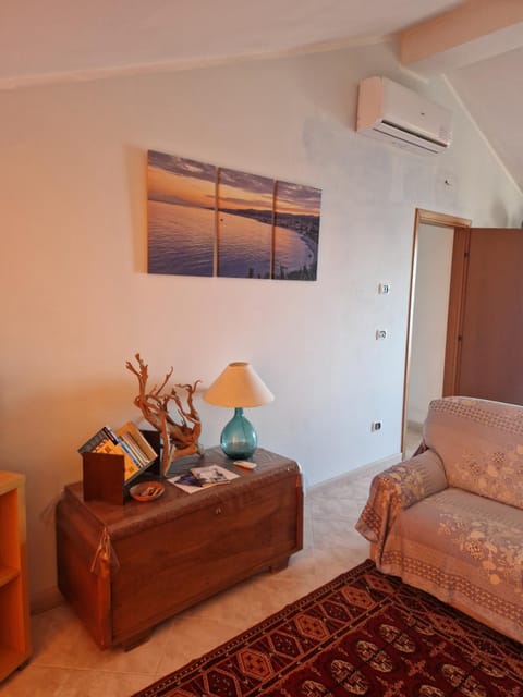 Living room, Photo of the whole room, Seating area, air conditioner