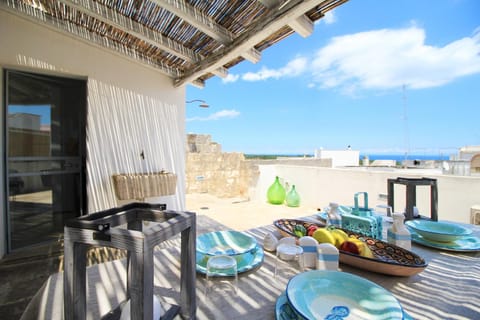 Nearby landmark, Natural landscape, BBQ facilities, Balcony/Terrace, Balcony/Terrace, Kitchen or kitchenette, Seating area, Dining area, City view, Landmark view, Sea view