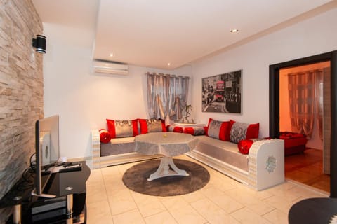 TV and multimedia, Living room, Seating area, air conditioner