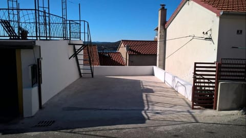 Patio, Facade/entrance, Balcony/Terrace