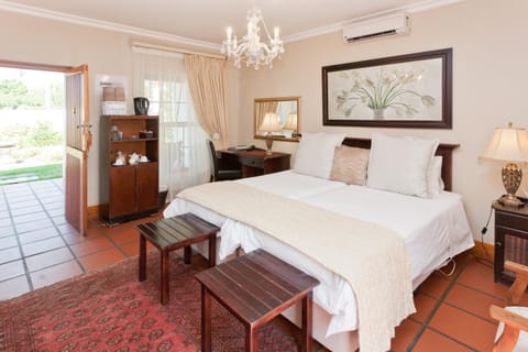 Bed, Photo of the whole room, Decorative detail, Guests, Garden view