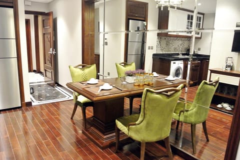 Kitchen or kitchenette, Living room, Seating area, Dining area