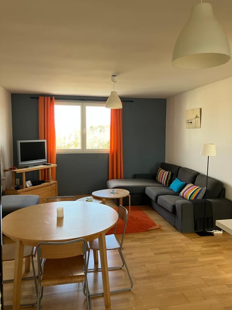 Communal lounge/ TV room, TV and multimedia, Living room, Seating area