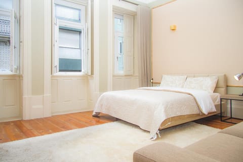 Property building, Bed, View (from property/room), Decorative detail, City view, Landmark view, Street view