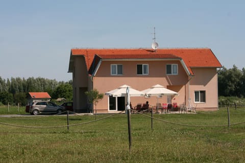 Facade/entrance, Neighbourhood