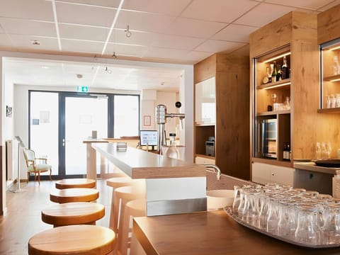 Lobby or reception, Lounge or bar, Seating area, Drinks, Alcoholic drinks