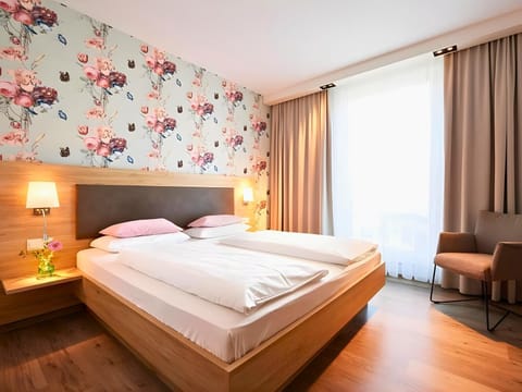 Bed, Photo of the whole room, Seating area, Bedroom