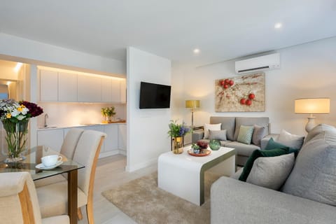 TV and multimedia, Kitchen or kitchenette, Living room, Seating area, Dining area, air conditioner