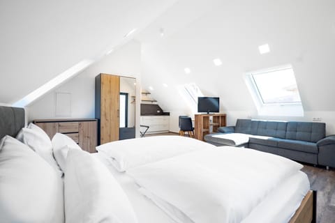 Bed, TV and multimedia, Seating area, Bedroom, Breakfast, towels