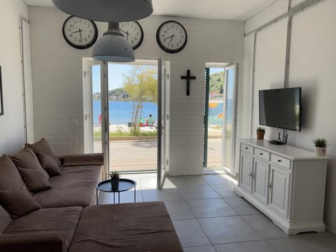Communal lounge/ TV room, Living room, Seating area, Sea view
