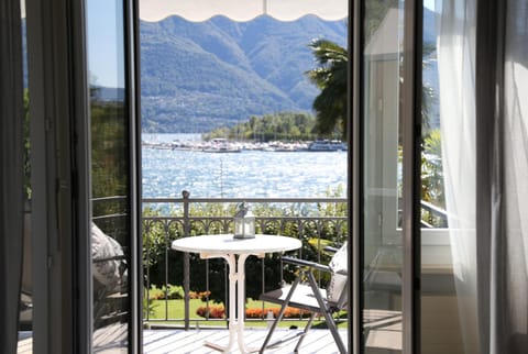 Natural landscape, View (from property/room), Balcony/Terrace, Dining area, Bedroom, Lake view, Mountain view, Sea view