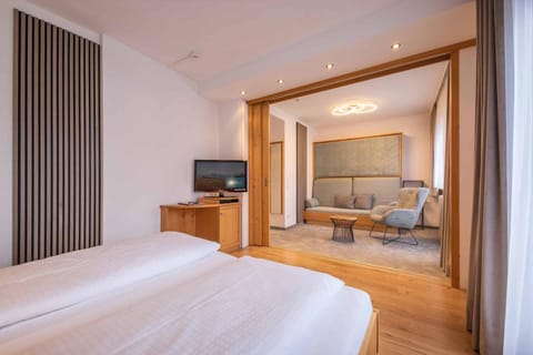 Bed, Photo of the whole room, Seating area, Bedroom, hair dresser