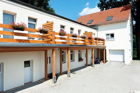 Property building, Patio, Balcony/Terrace
