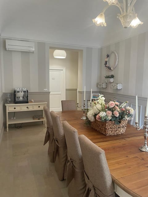 Living room, Lounge or bar, Internal: Not applicable to any particular room