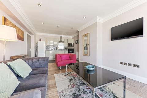 Kitchen or kitchenette, Living room, oven