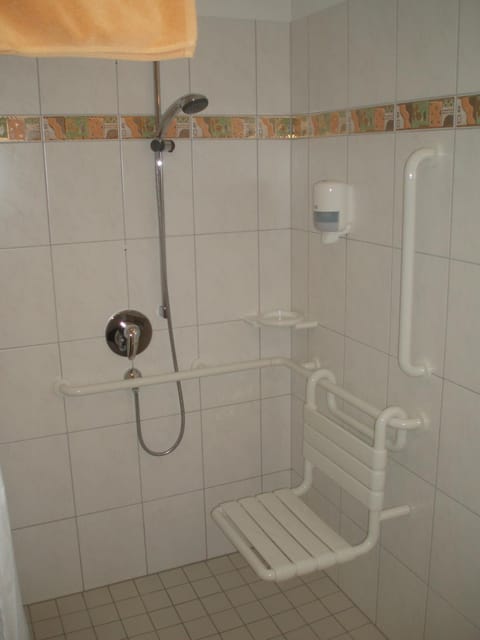 Shower, Bathroom, acessibility