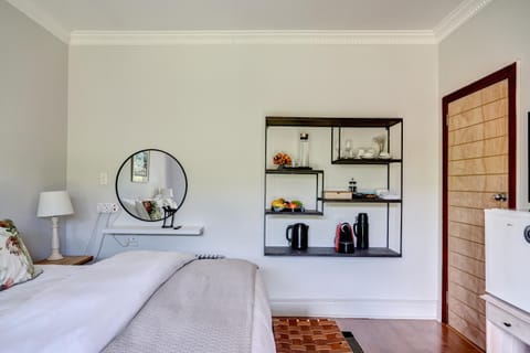 Bed, Coffee/tea facilities, Photo of the whole room, Bedroom, fireplace, oven, wardrobe