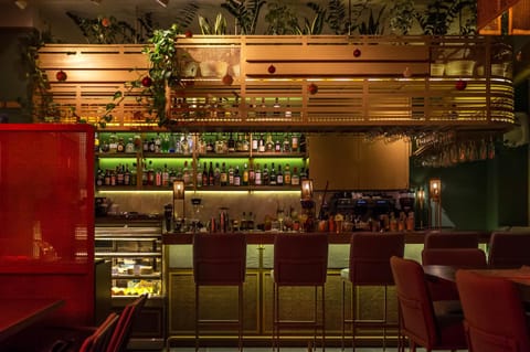 Restaurant/places to eat, Lounge or bar