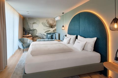 Bed, Photo of the whole room, Seating area, Bedroom