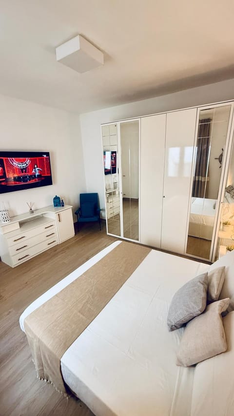 Bed, TV and multimedia, Photo of the whole room, Bedroom, wardrobe