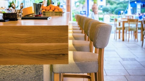 Restaurant/places to eat, Lounge or bar