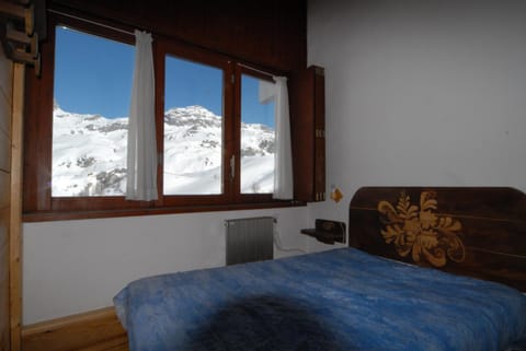 Bedroom, Mountain view