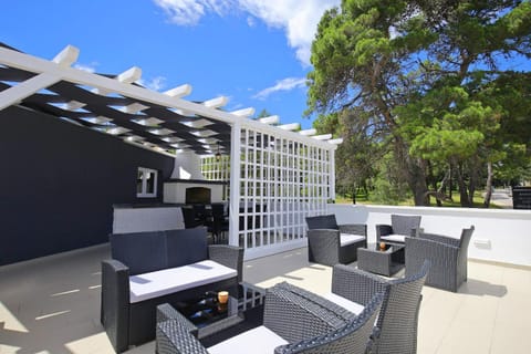 Property building, BBQ facilities, Balcony/Terrace