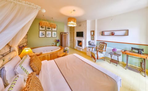 Bed, TV and multimedia, Seating area, Bath