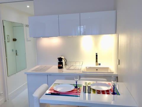 Food close-up, Coffee/tea facilities, Kitchen or kitchenette, Photo of the whole room, Decorative detail, On site, City view, Garden view, Lunch, Dinner