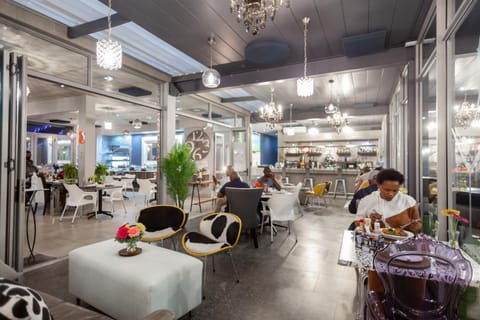 Restaurant/places to eat, People, Lounge or bar