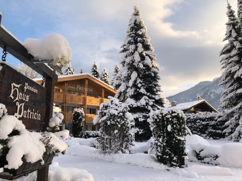 Property building, Day, Property logo or sign, Natural landscape, Winter, Garden, Mountain view