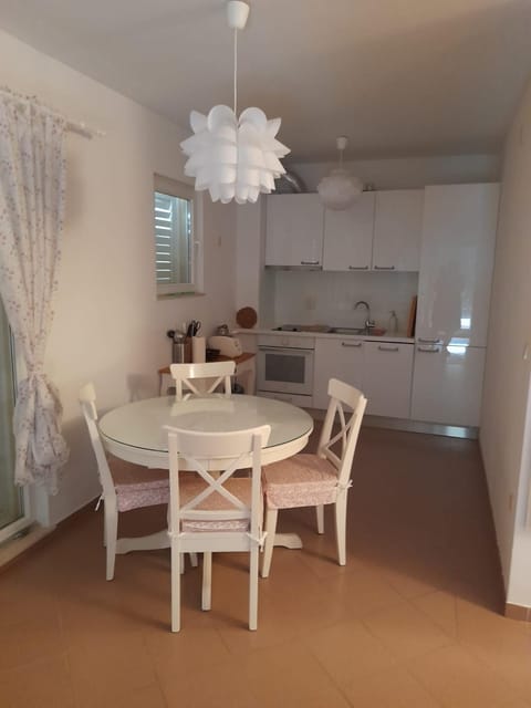 Kitchen or kitchenette, Dining area, pet friendly, stove, kitchen