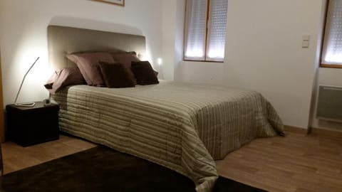 Bed, Photo of the whole room, Decorative detail, Bedroom