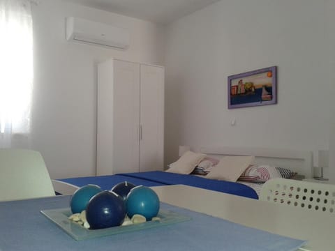 Bed, Beach, Text overlay, Landmark view, Area and facilities, Sunrise