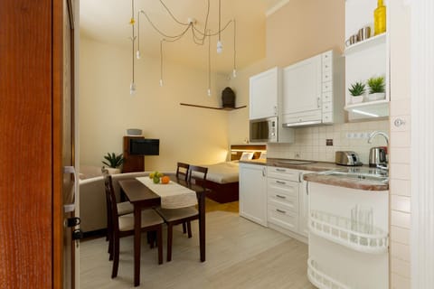 Coffee/tea facilities, Kitchen or kitchenette, Living room, Dining area