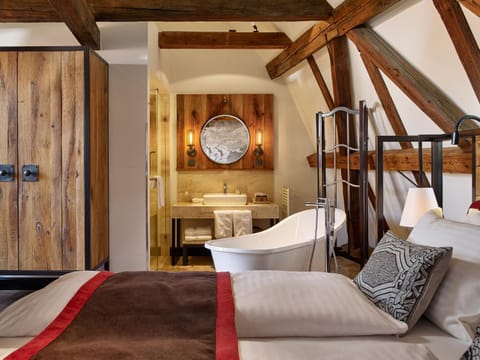 Bed, Bathroom, Photo of the whole room, Bedroom, Bath, towels