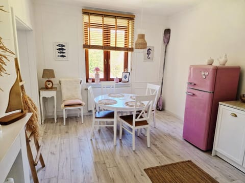 Kitchen or kitchenette, Other, Other, Other, Seating area, Dining area, oven