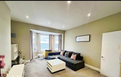 Stones Throw From The Beach - Stunning Sea View Apartment in Portsmouth