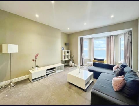 Stones Throw From The Beach - Stunning Sea View Apartment in Portsmouth