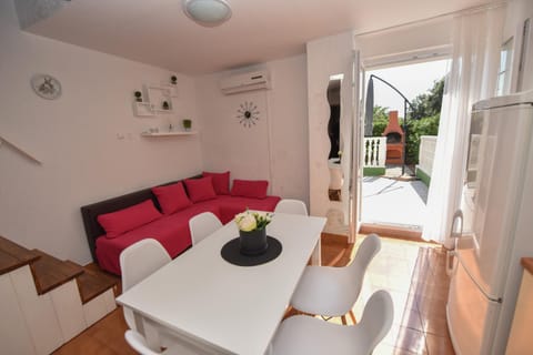 Seating area, Dining area