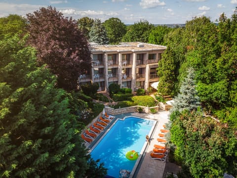 Property building, Garden, Swimming pool
