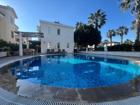 Property building, Day, Pool view, Swimming pool, sunbed