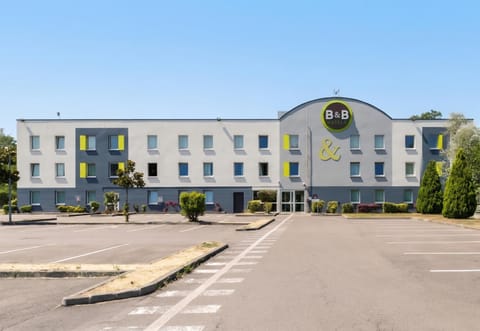 Property building, Facade/entrance, View (from property/room), Street view, Parking