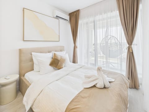 Bed, Photo of the whole room, towels