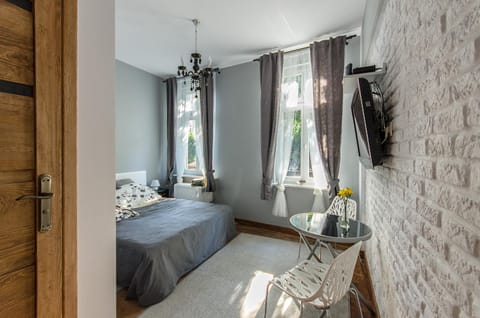 Bed, TV and multimedia, Photo of the whole room, Decorative detail, Bedroom