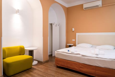 Bed, Photo of the whole room, Seating area, Bedroom, towels, air conditioner
