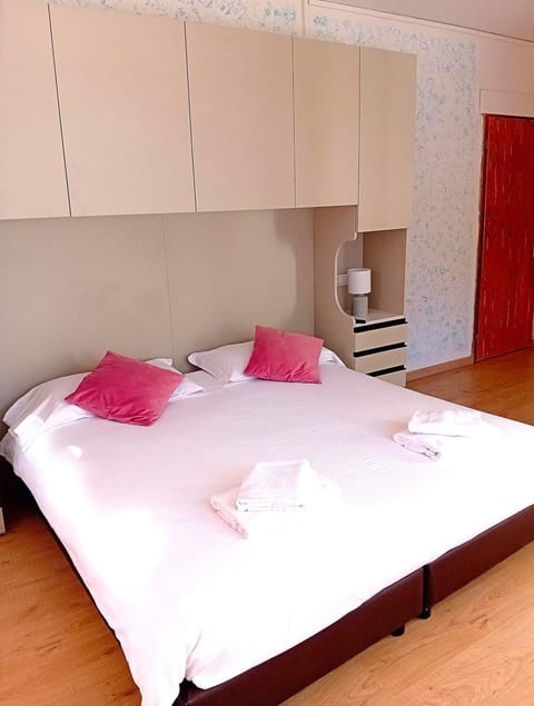 Bedroom, towels, wardrobe