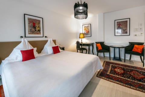 Restaurant/places to eat, Bed, TV and multimedia, Coffee/tea facilities, Seating area, Swimming pool, Breakfast, air conditioner